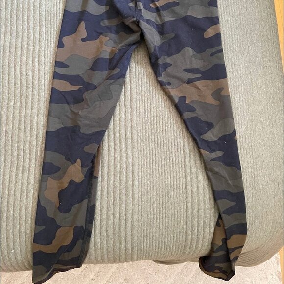 PINK Victorias Secret Camo Ultimate Leggings - Picture 5 of 6